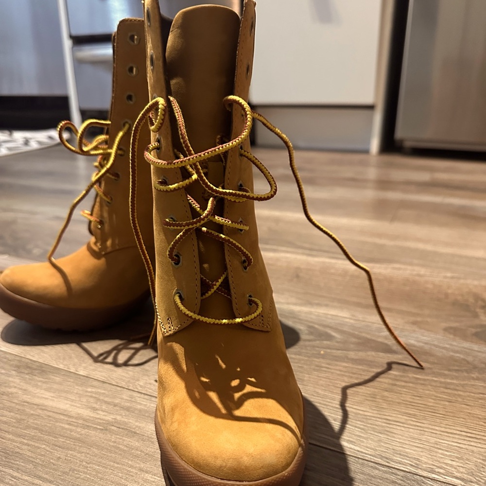 High Heel Winter Boots | Size 7US | Timberland